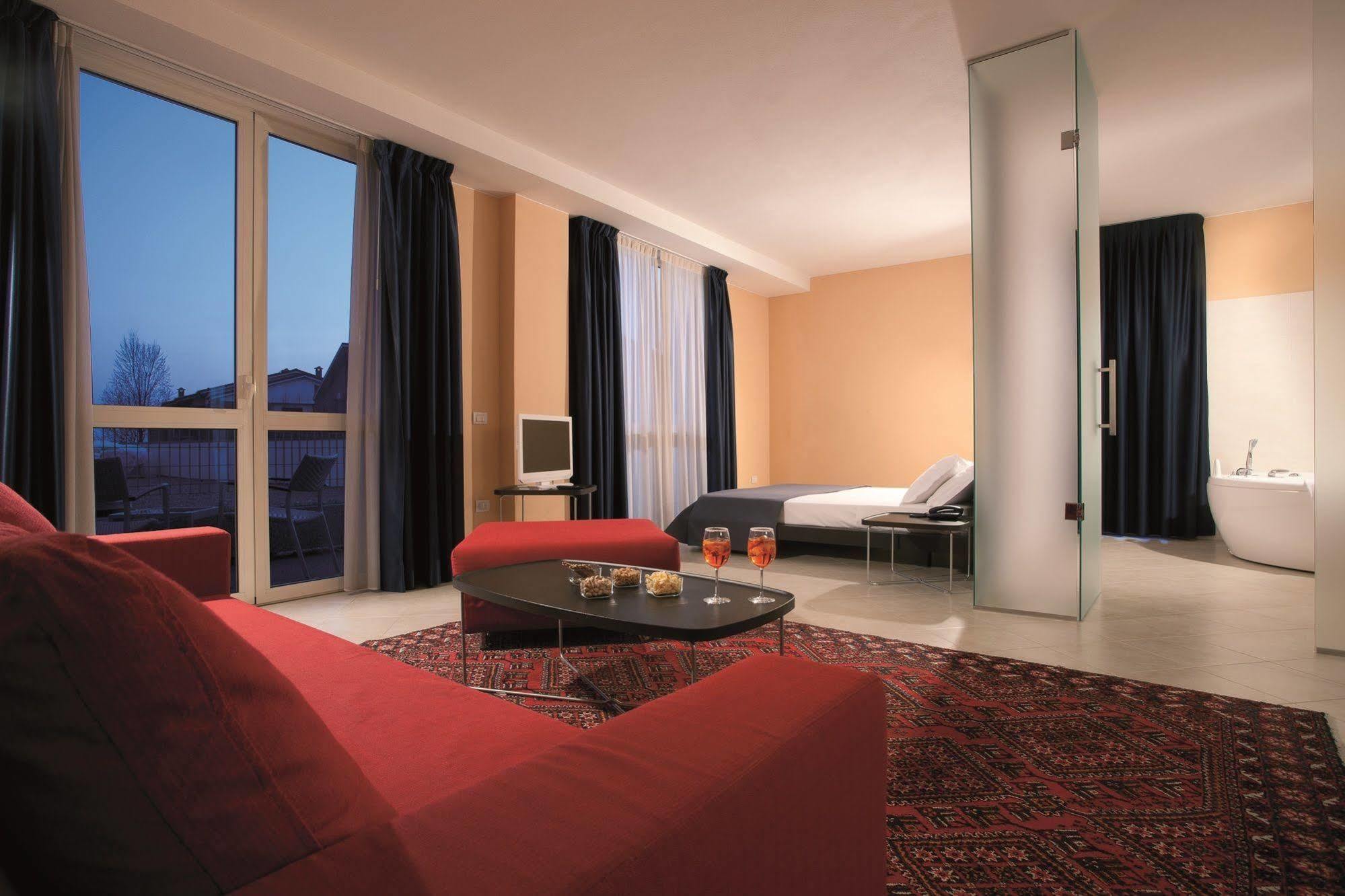 Rosso Frizzante Hotel Sorbara Kültér fotó